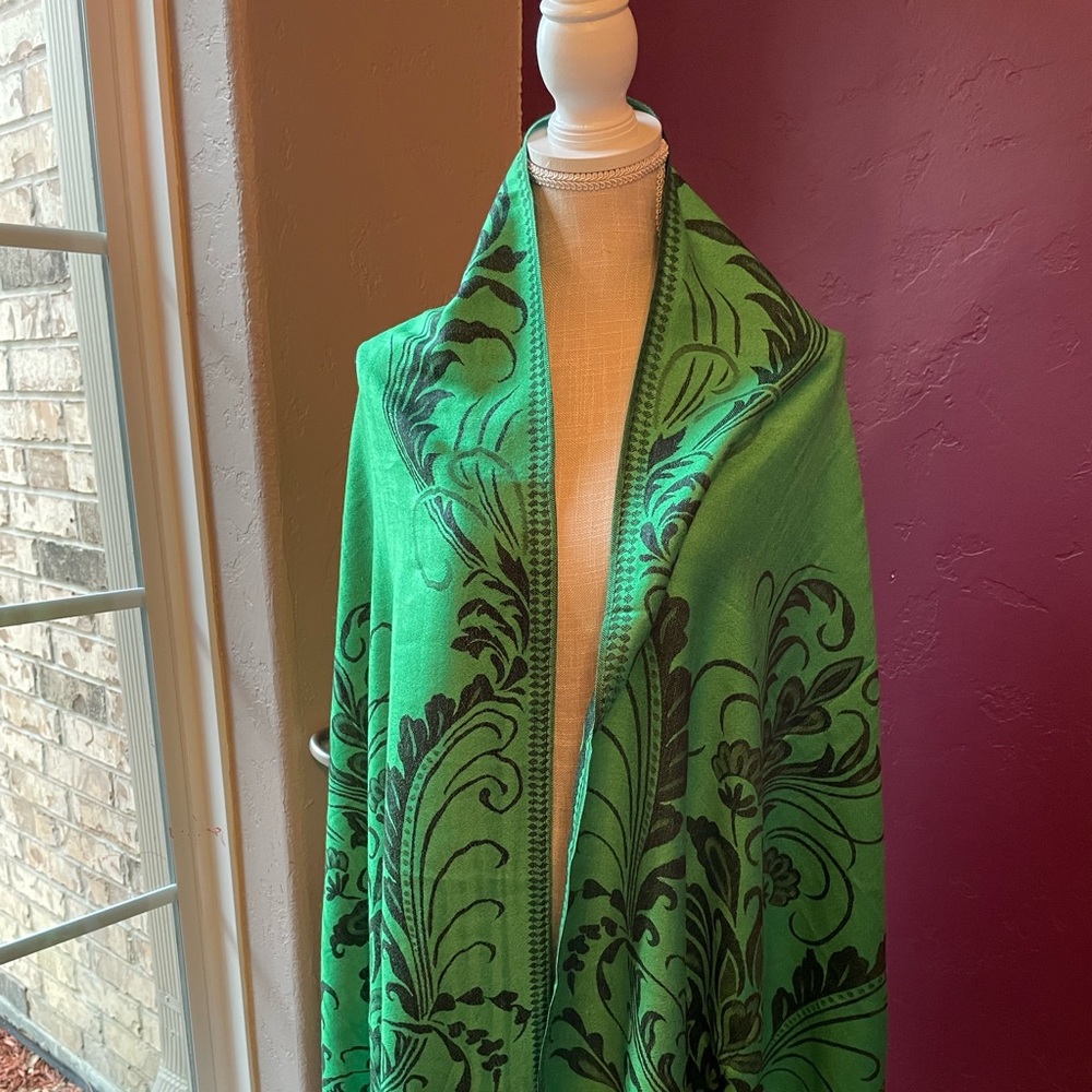 Women’s shawl